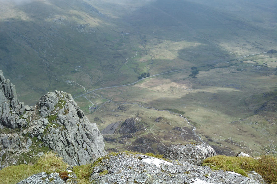 Вершина горы Tryfan. Вид на трассу и ферму Gwern Gof Uchaf